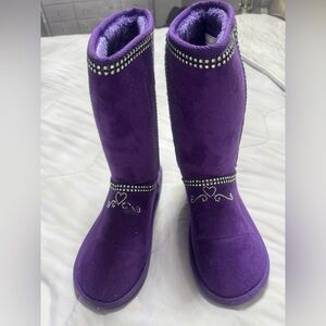 Pull on boots with fleece lining